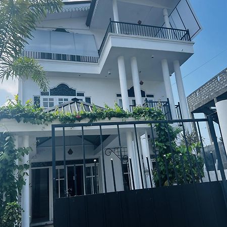 Ramlyn Guesthouse & Restaurant Negombo Exterior photo