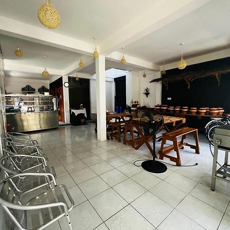 Ramlyn Guesthouse & Restaurant Negombo Exterior photo