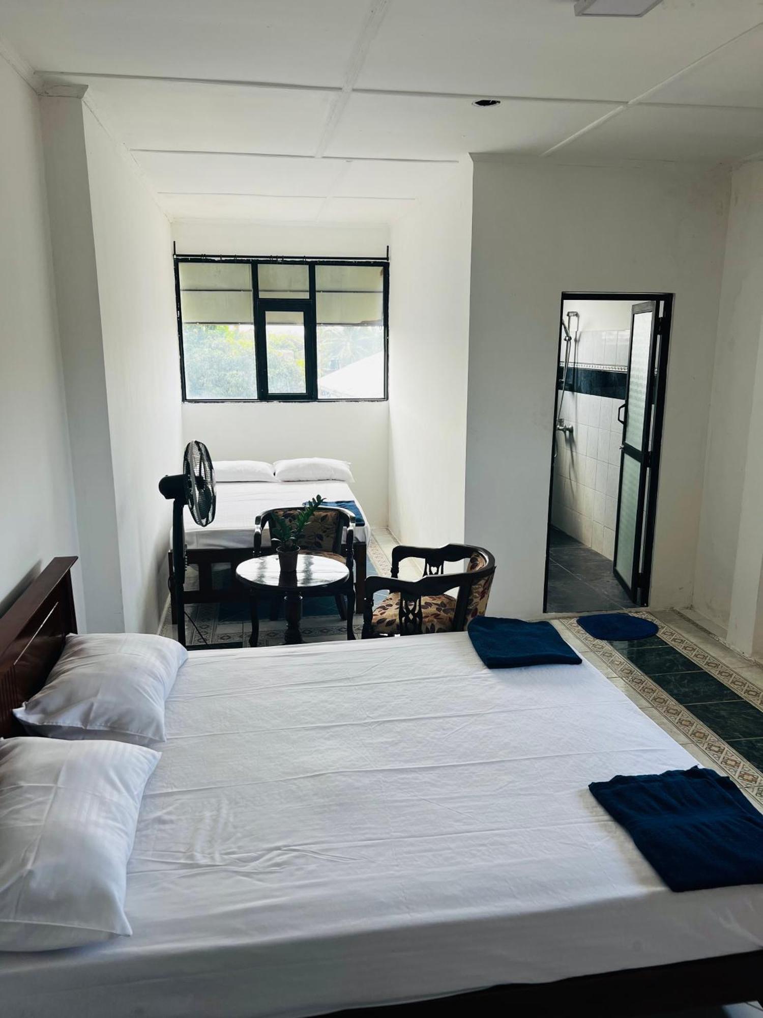 Ramlyn Guesthouse & Restaurant Negombo Exterior photo