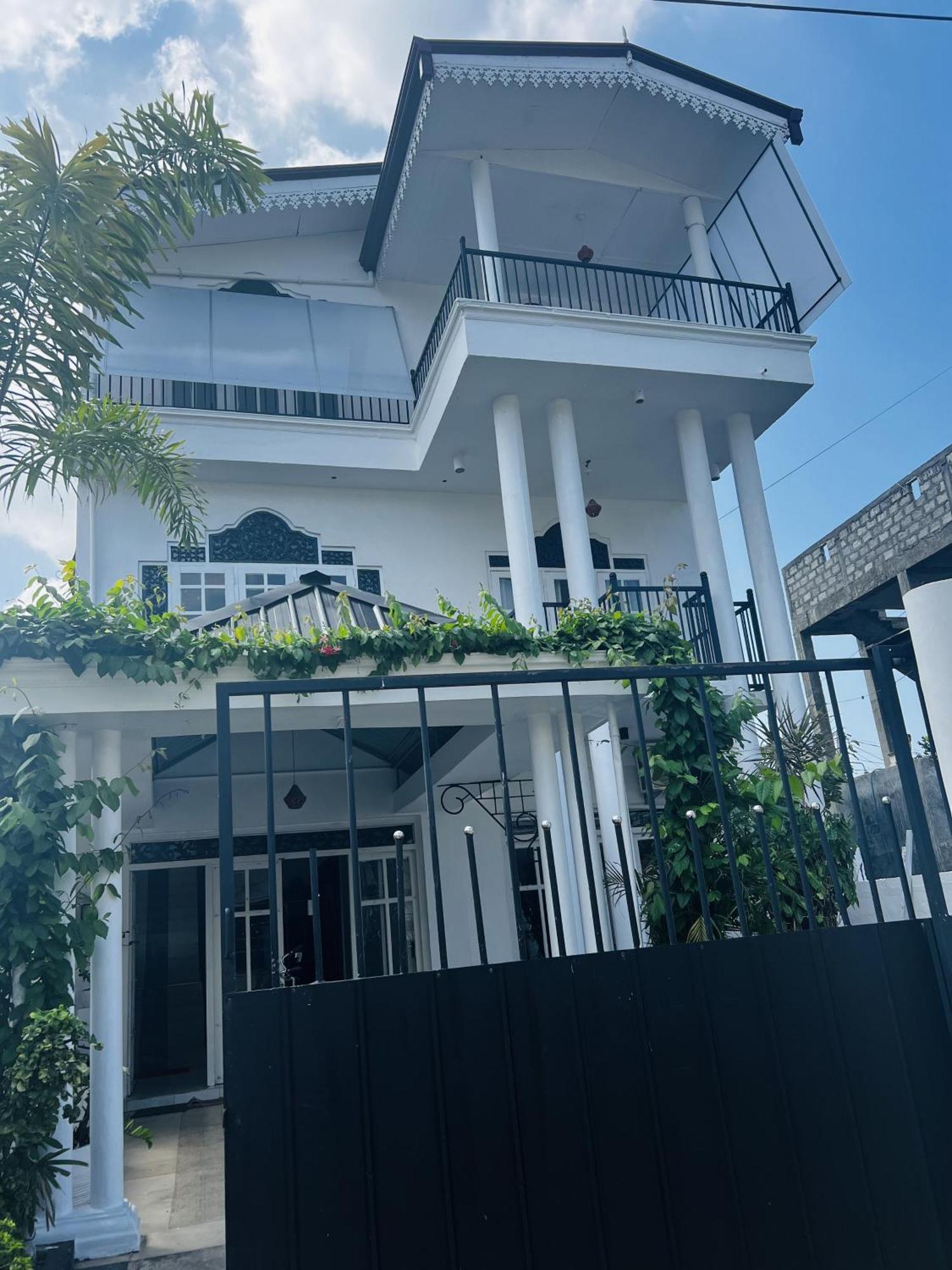 Ramlyn Guesthouse & Restaurant Negombo Exterior photo