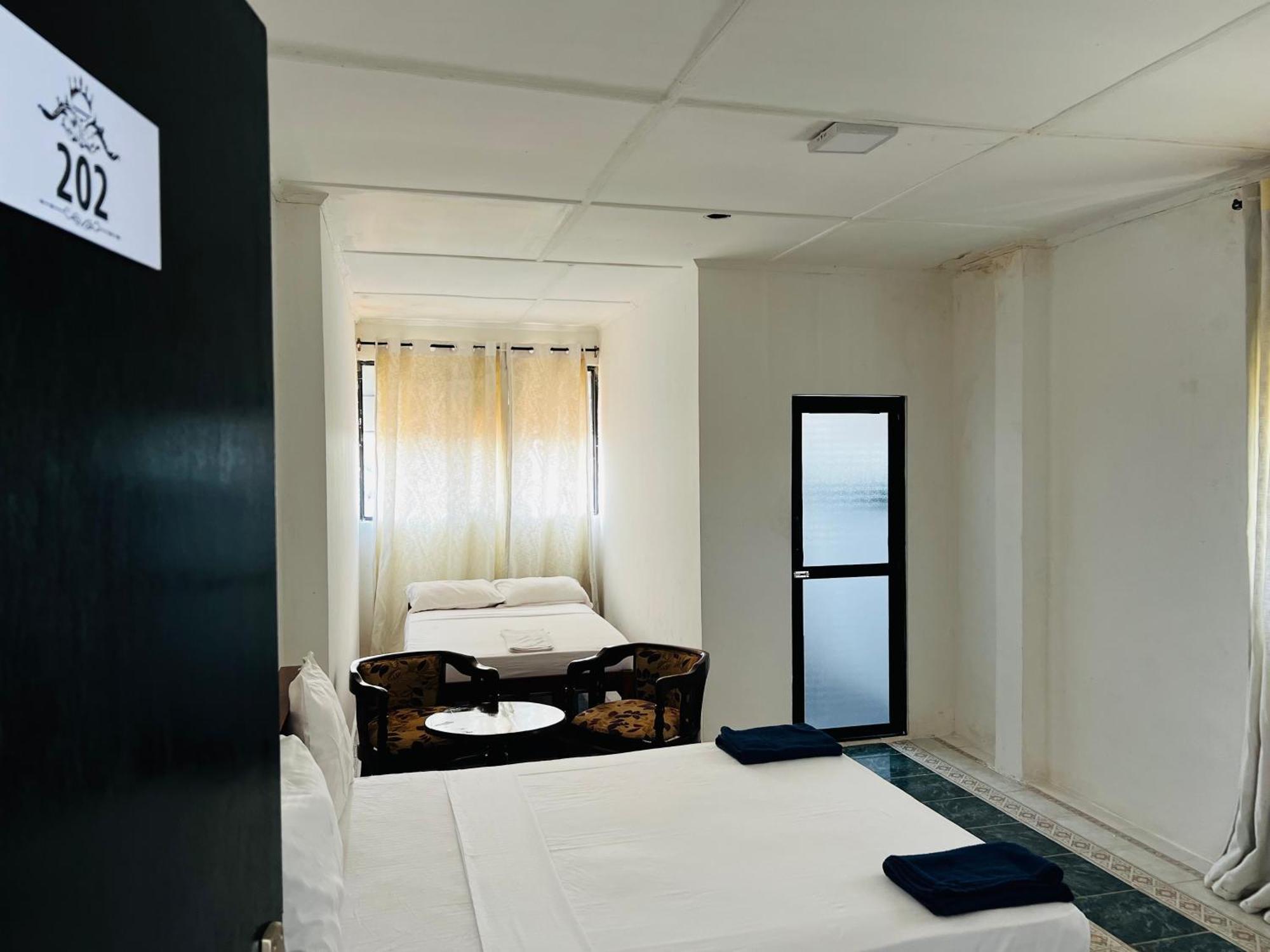 Ramlyn Guesthouse & Restaurant Negombo Exterior photo