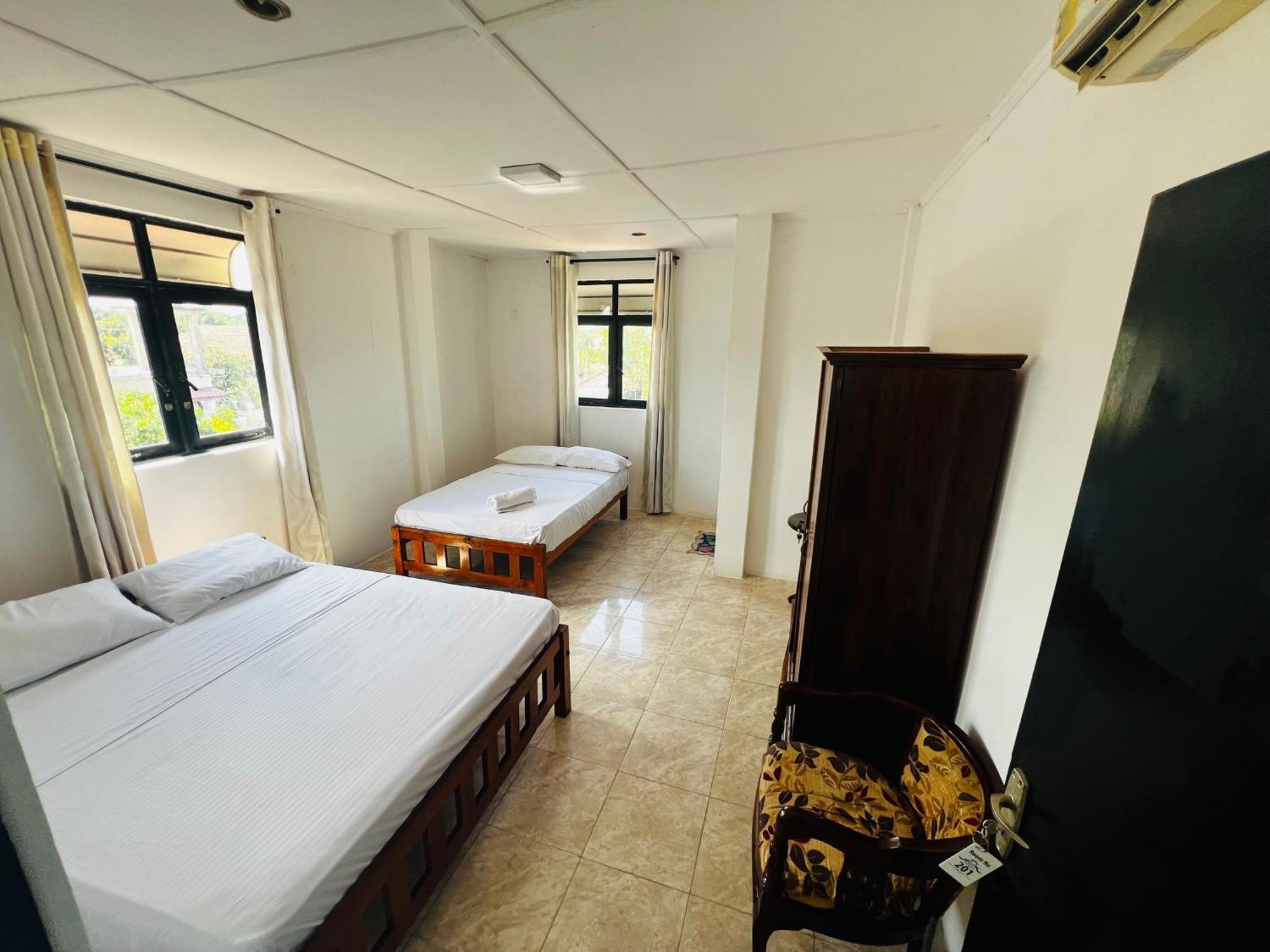 Ramlyn Guesthouse & Restaurant Negombo Exterior photo